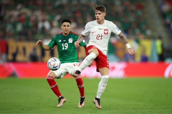 Poland's Nicola Zalewski controls the ball against Mexico's Jorge Sanchez.