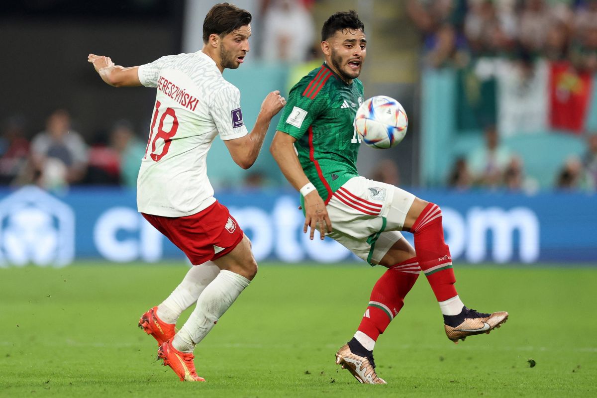 Mexico's Alexis Vega in action with Poland's Bartosz Bereszynski 