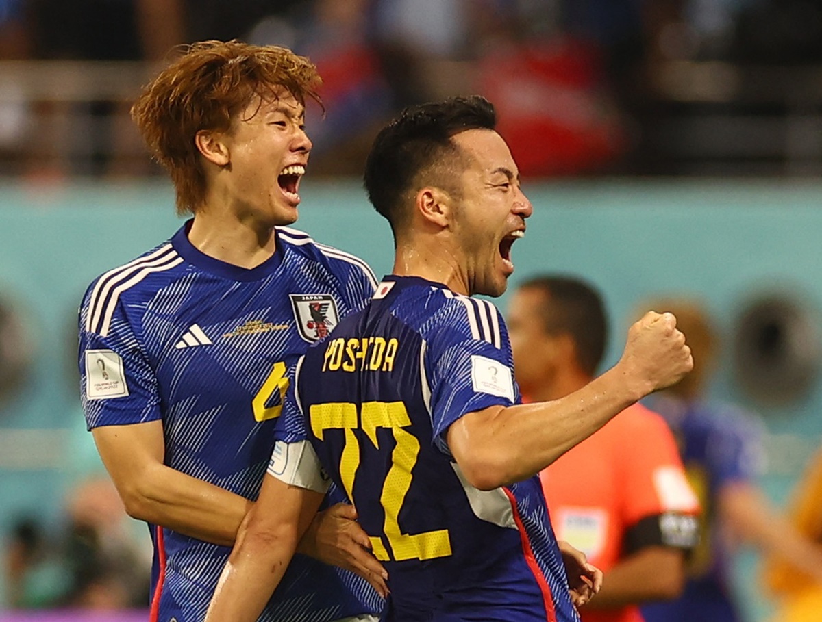 After upset win over Germany in World Cup, Japanese players leave dressing  room spotless - CBS News