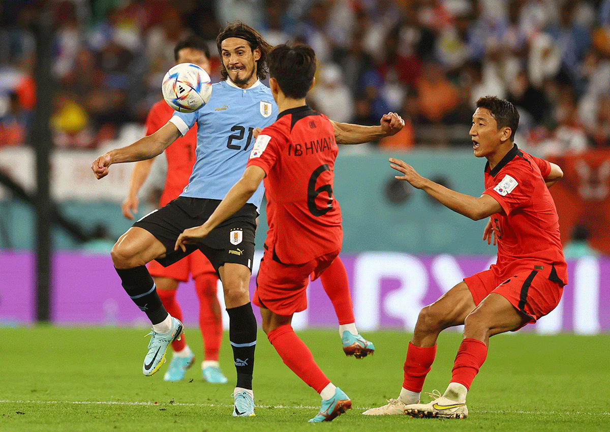 South Korea's Hwang In-beom and Jung Woo-young in action with Uruguay's Edinson Cavani