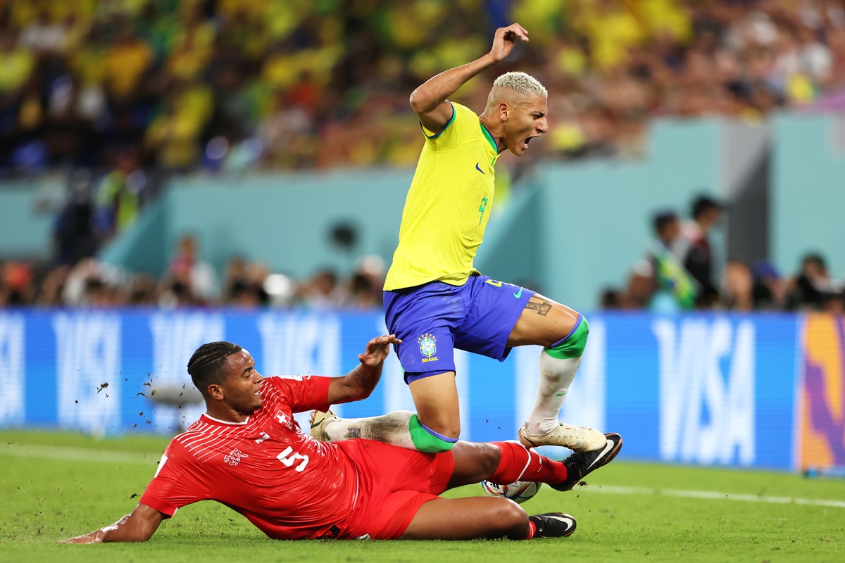 WATCH: Casemiro crashes home! Man Utd star blasts in half-volley as Brazil  snatch late lead over Switzerland