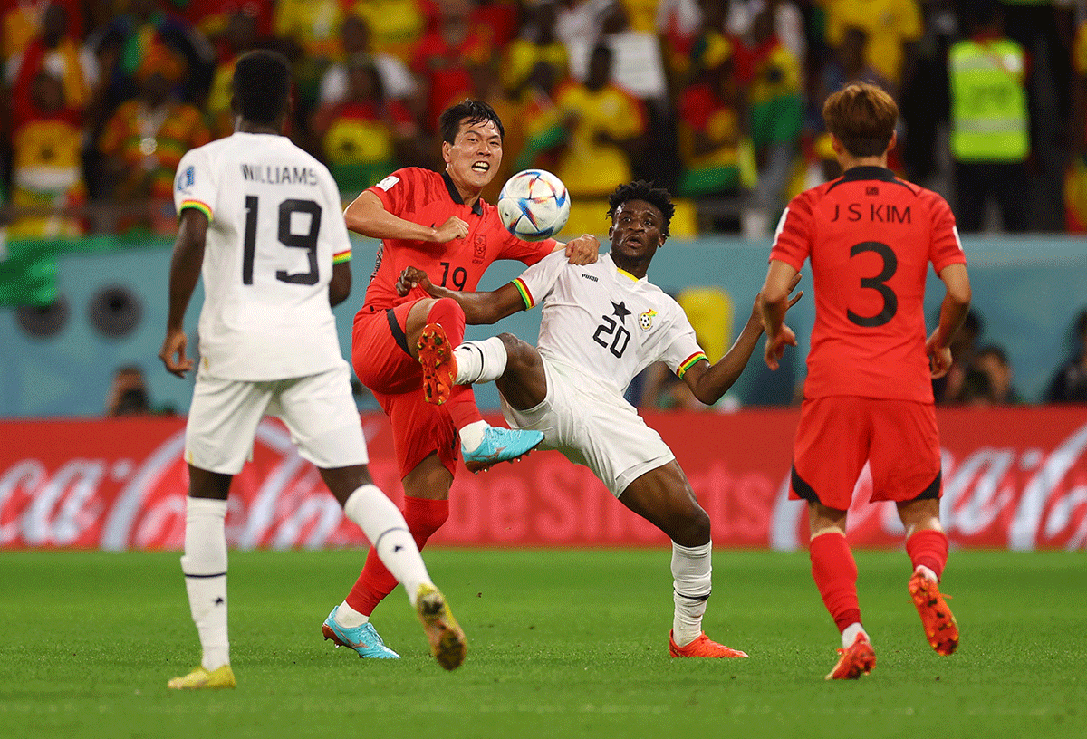 Ghana's Mohammed Kudus in action with South Korea's Kim Young-gwon 