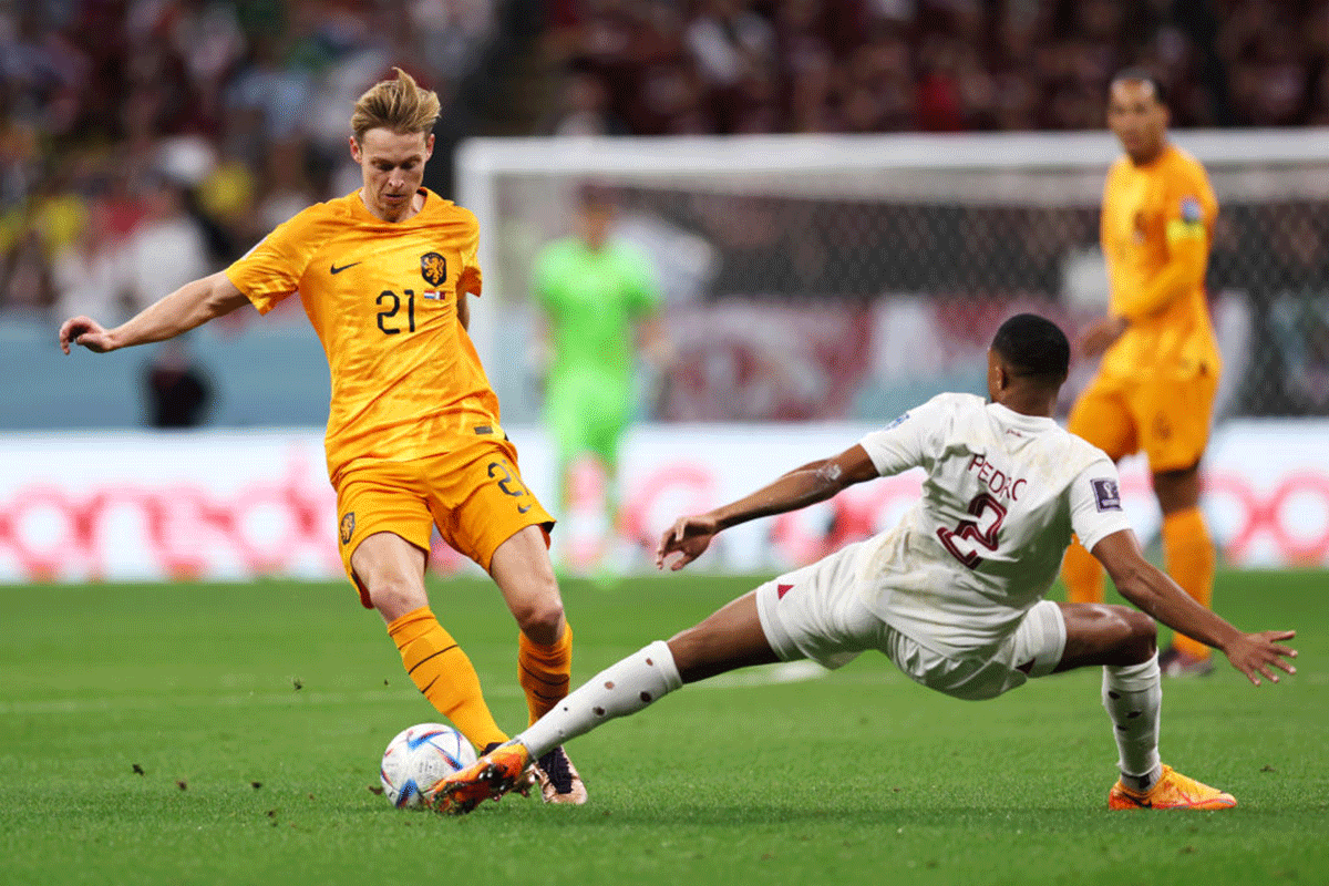 The Netherlands' Frenkie de Jong is challenged by Qatar's Pedro Miguel