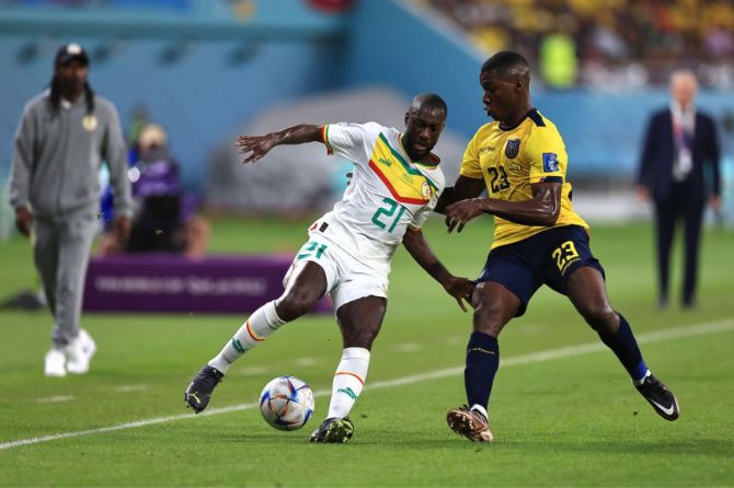 Senegal's Youssouf Sabaly controls the ball against Ecuador's Moises Caicedo.