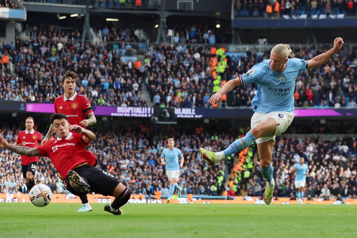 Manchester City's Erling Braut Haaland shoots at goal against United