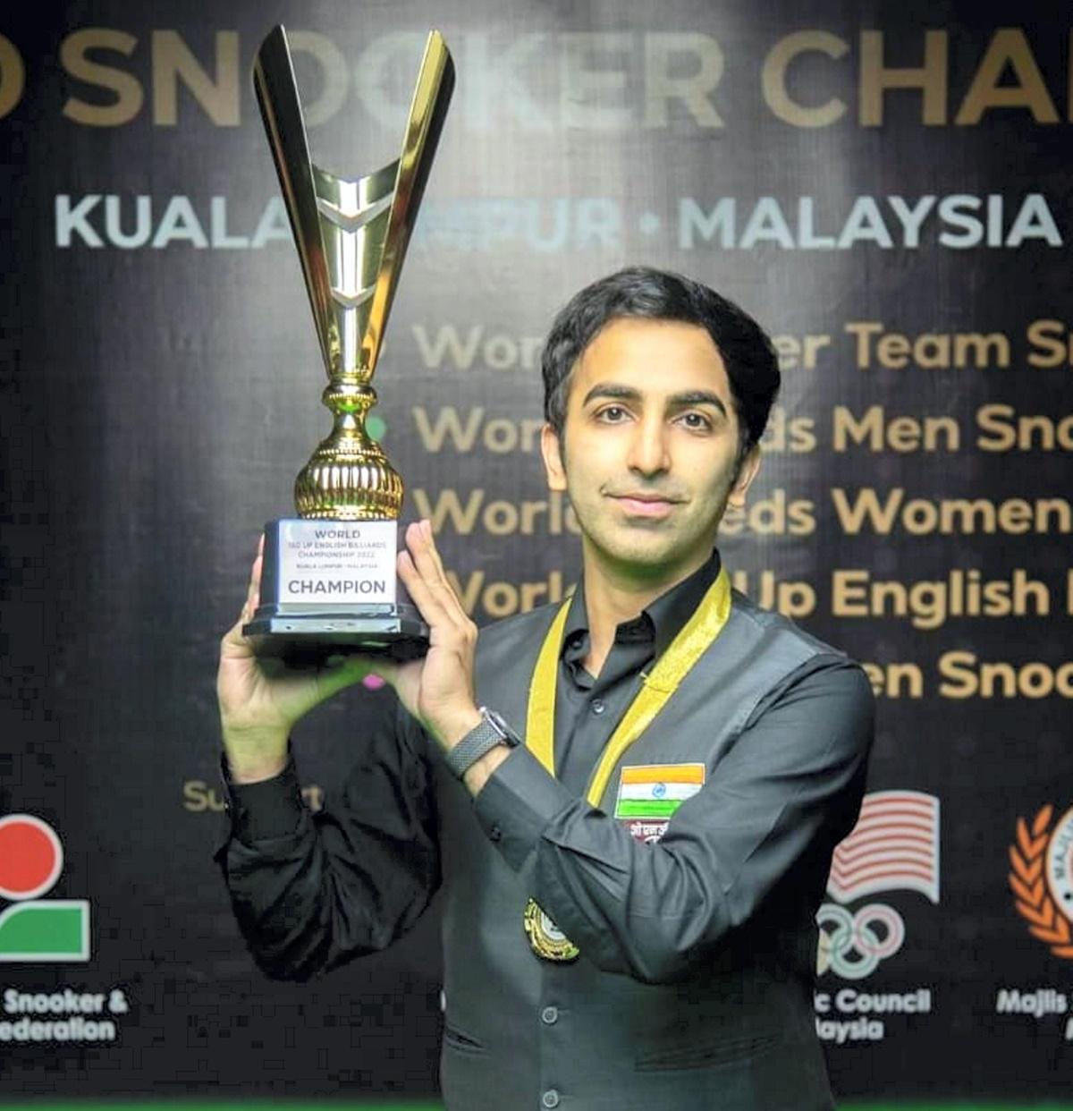 Pankaj Advani celebrates with the trophy 