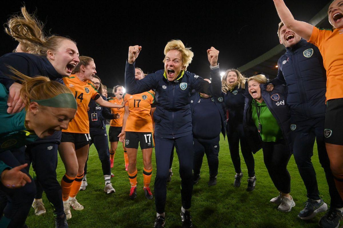 Ireland celebrate qualifying for the Womens's WC for the first time. 