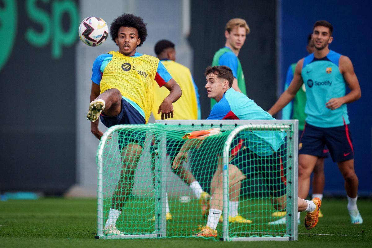 Kounde with his teammates at Ciutat Esportiva