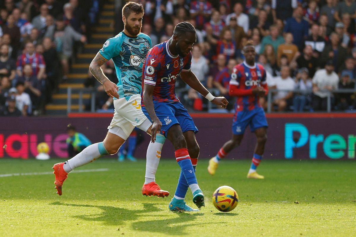 Crystal Palace's Odsonne Edouard shoots at goal