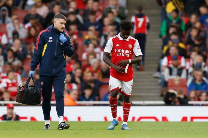 Arsenals Saka limping off the field