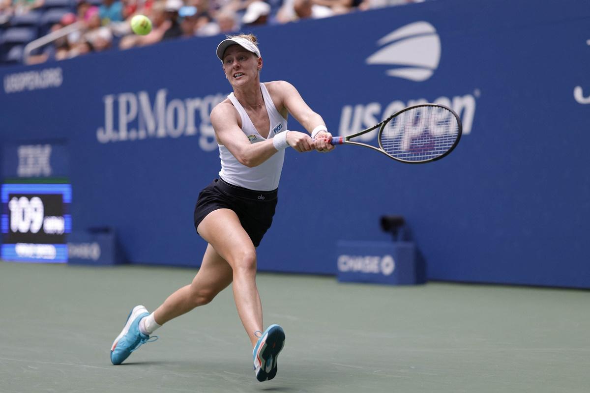 Alison Riske-Amritraj makes a backhand return against Caroline Garcia.