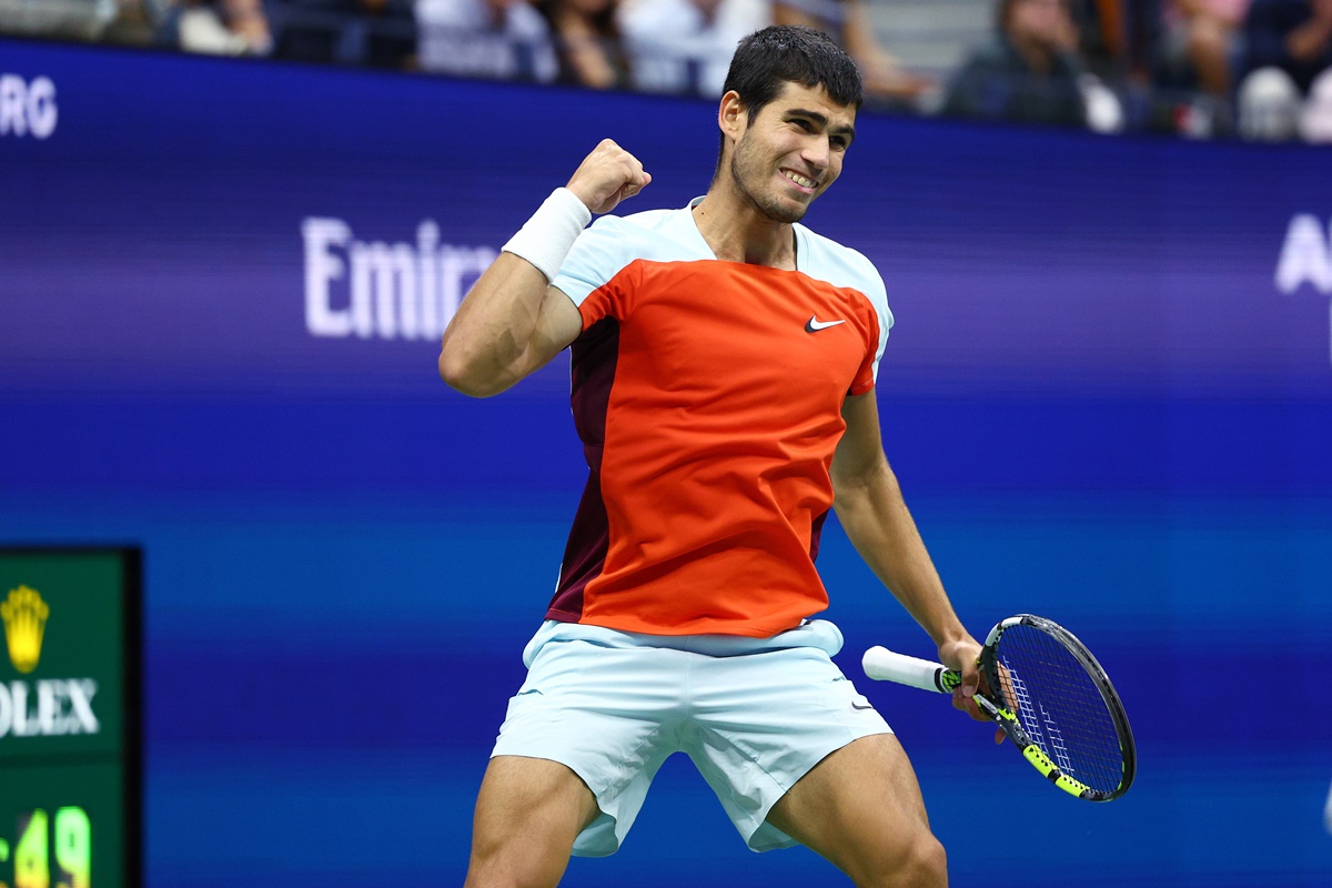 Carlos Alcaraz celebrates winning the first set.