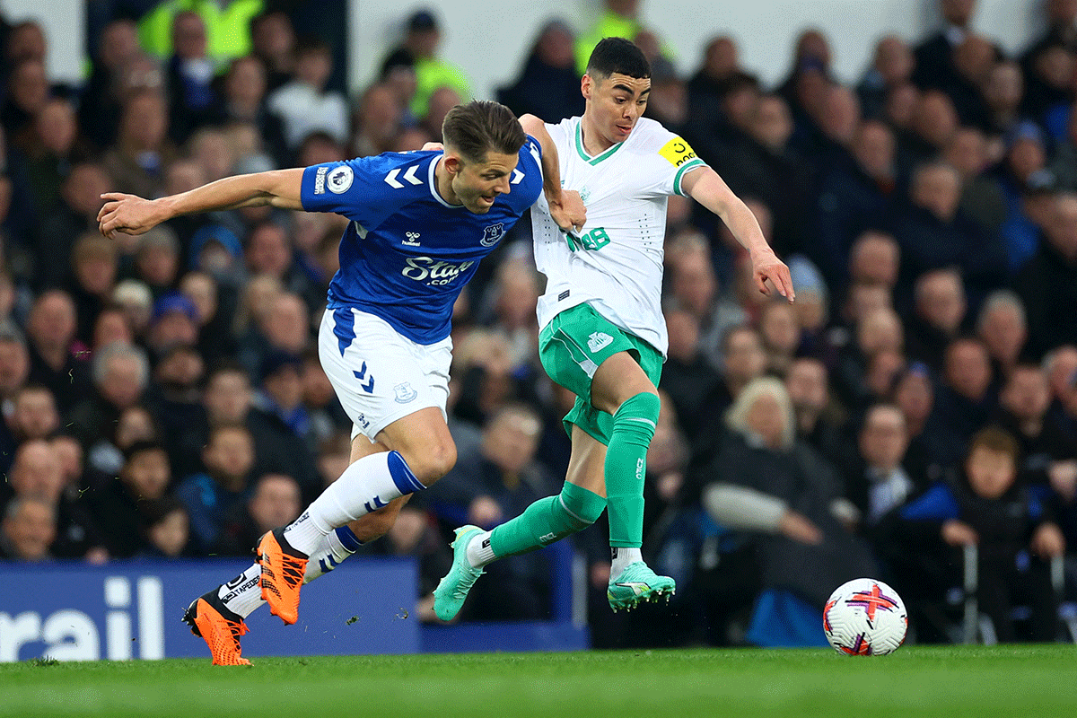 Newcastle United's Miguel Almiron challenges Everton's James Tarkowski