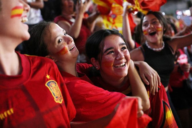 Spain fans celebrate
