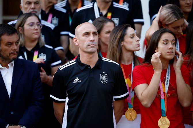 With the demand of Luis Rubiales's resignation from government ministers, pressure continued to mount during the week after FIFA opened disciplinary proceedings against Rubiales and player Jenni Hermoso saying in statement that such acts "should never go unpunished".