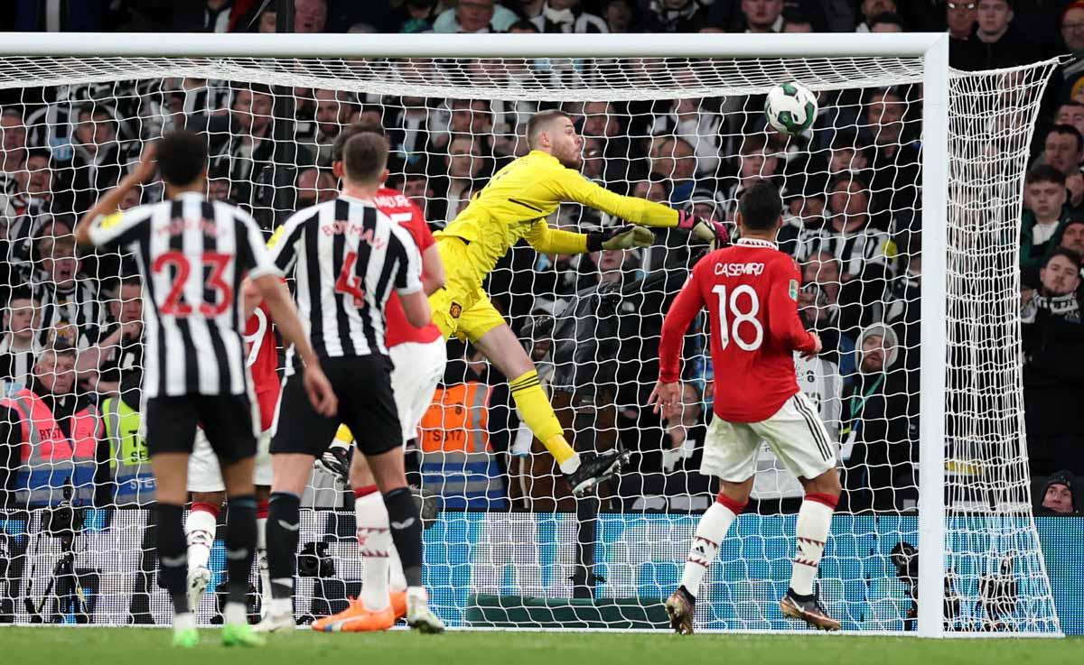 Manchester United win League Cup for first trophy in six years, Football