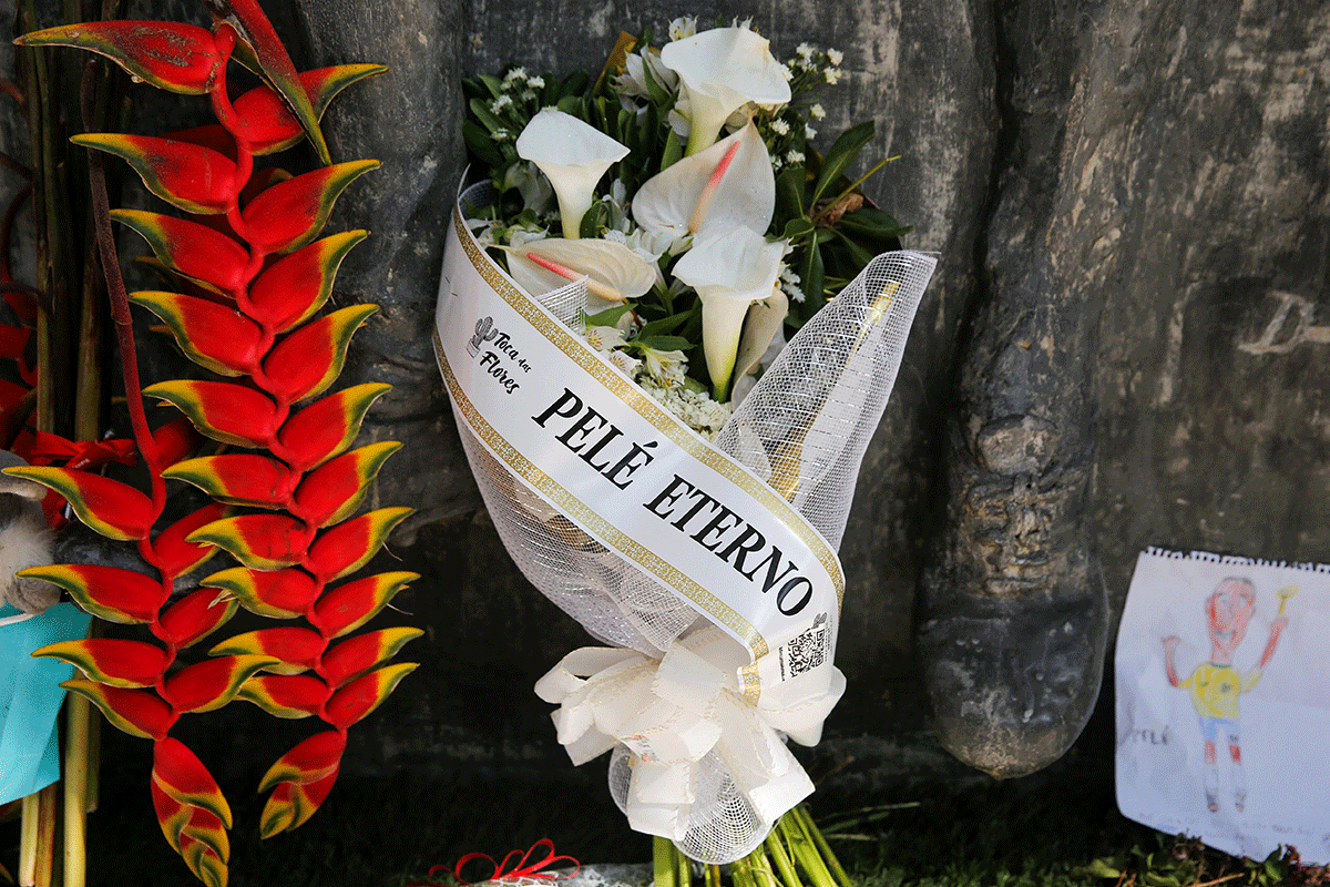 Un ramo de flores que dice "Eterno Pelé” se ve cerca del estadio Vila Belmiro en la víspera del funeral de Pelé el domingo