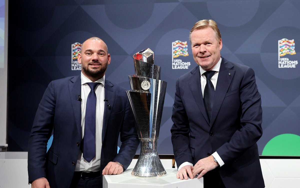 Netherlands coach Ronald Koeman poses with former Dutch player Wesley Sneijder during the UEFA Nations League semi-finals draw, in Nyon, Switzerland, on Wednesday.
