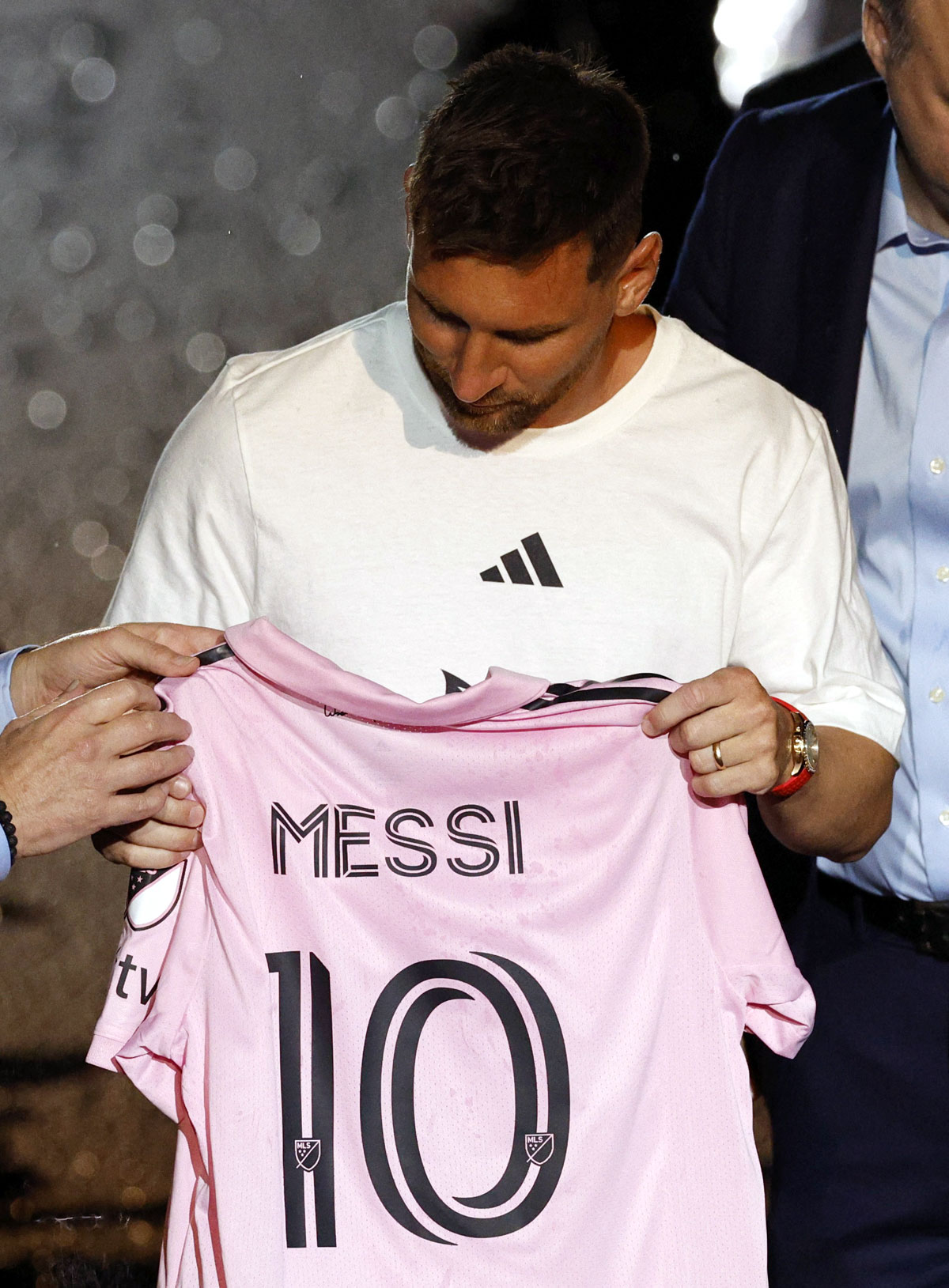 Lionel Messi signs contract with Inter Miami through 2025