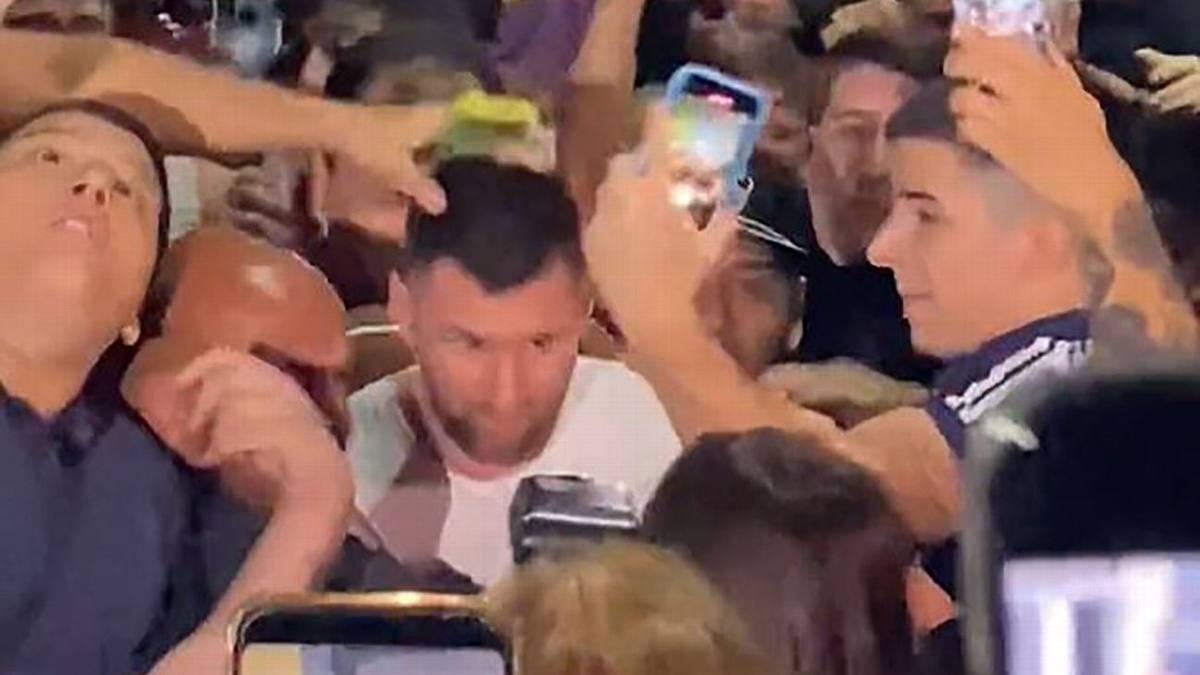 Lionel Messis popularity soars as he is mobbed by fans in Argentina