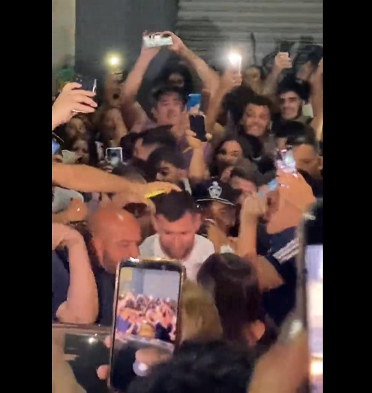 Lionel Messi mobbed by Argentina fans during dinner at Don Julio