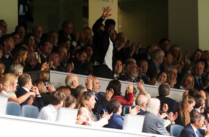 Vinicius Jr appreciates the applause received from supporters at Santiago Bernabeu in Madrid on Wednesday