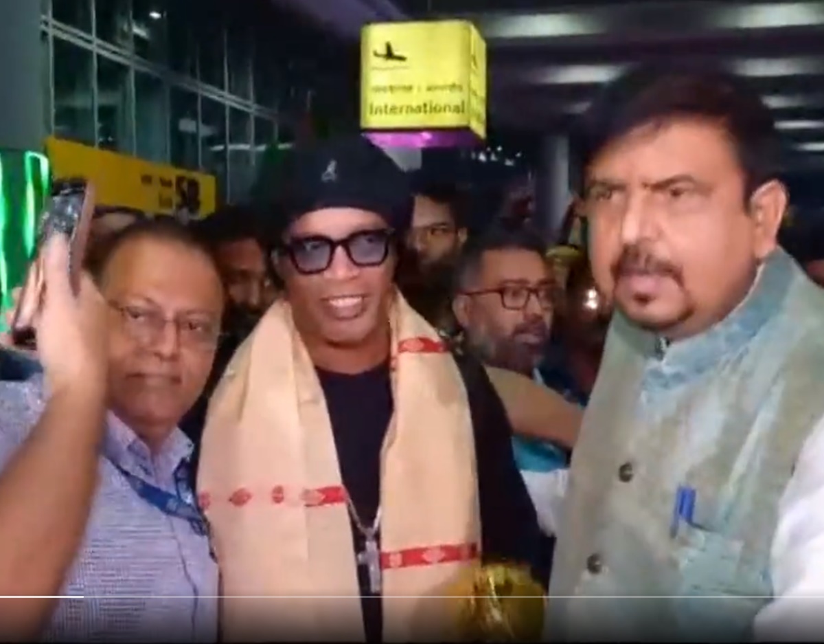 Ronaldinho arrives in Kolkata, to inaugurate a Durga Puja Pandal