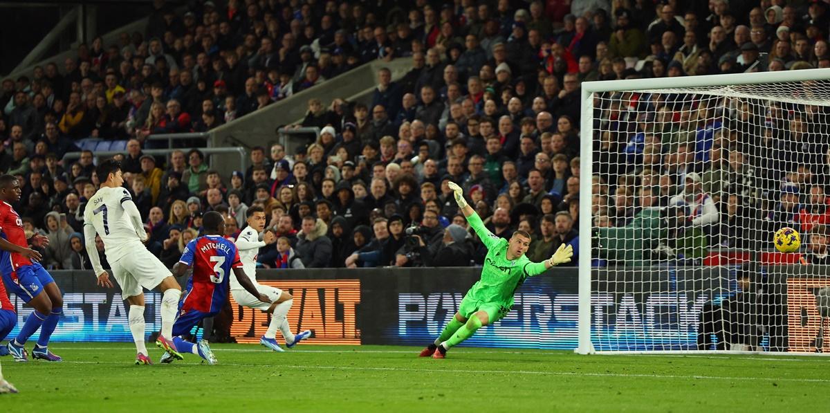 Son Heung-min scores Tottenham Hotspur's second goal in the Premier League match against Crystal Palace at Selhurst Park, London, on Friday.