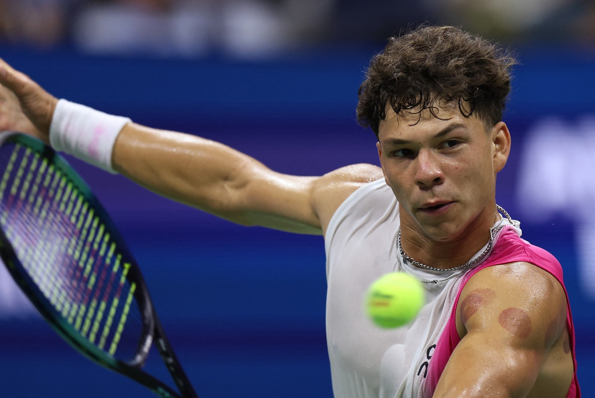 Ben Shelton makes a drop at the net during the semi-final against Novak Djokovic.