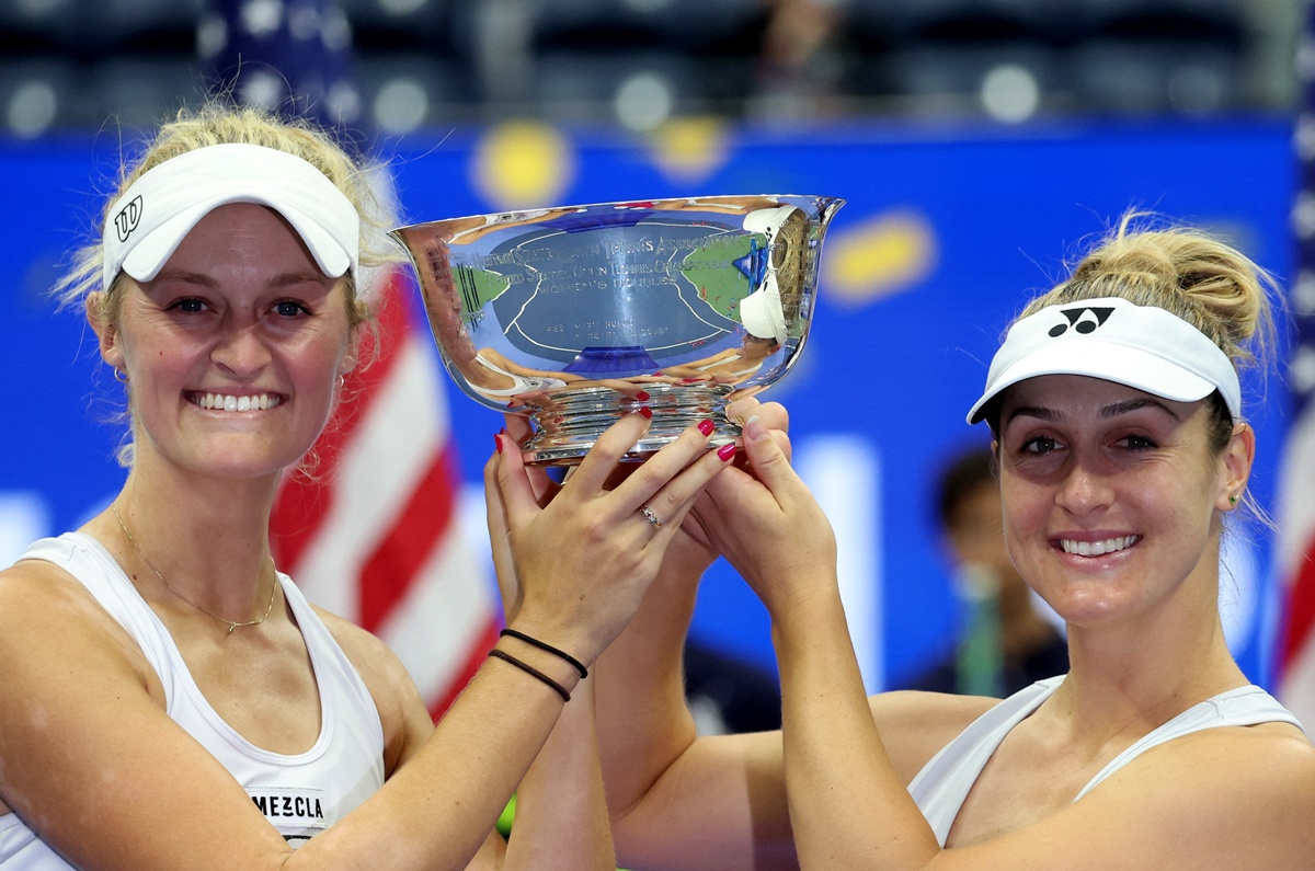 New Zealand's Erin Routliffe and Canada's Gabriela Dabrowski celebrate with the trophy after winning the US Open women's doubles final at Flushing Meadows, New York, on Sunday.
