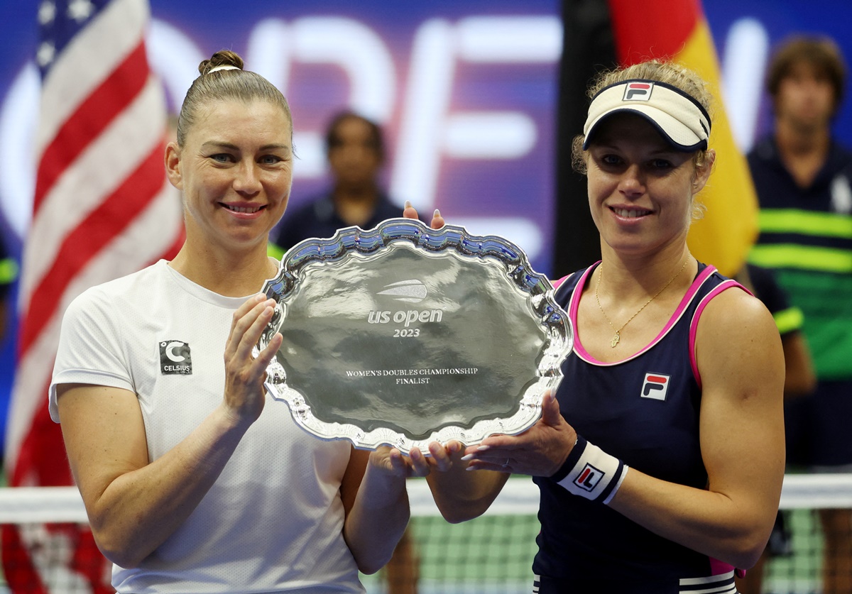 Germany's Laura Siegemund and Russia's Vera Zvonareva pose with the runners-up trophy.