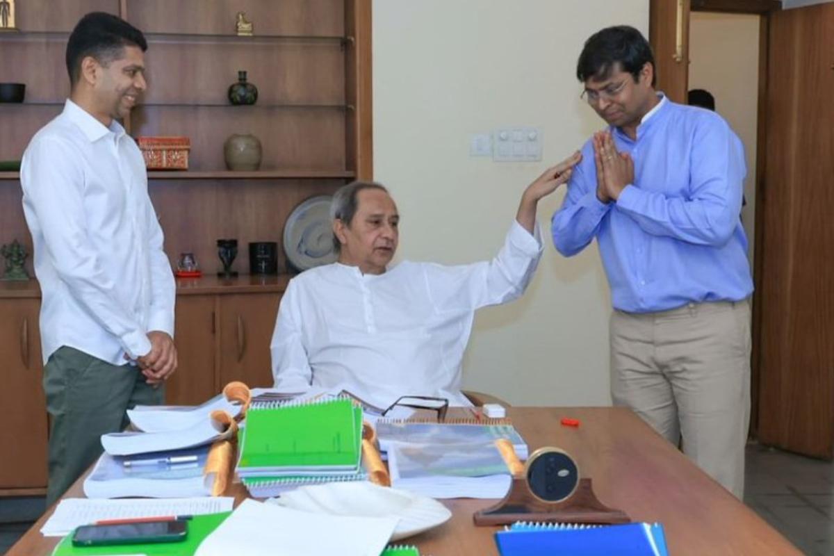 Orissa chief minister Biju Patnaik (centre) with Dilip Tirkey