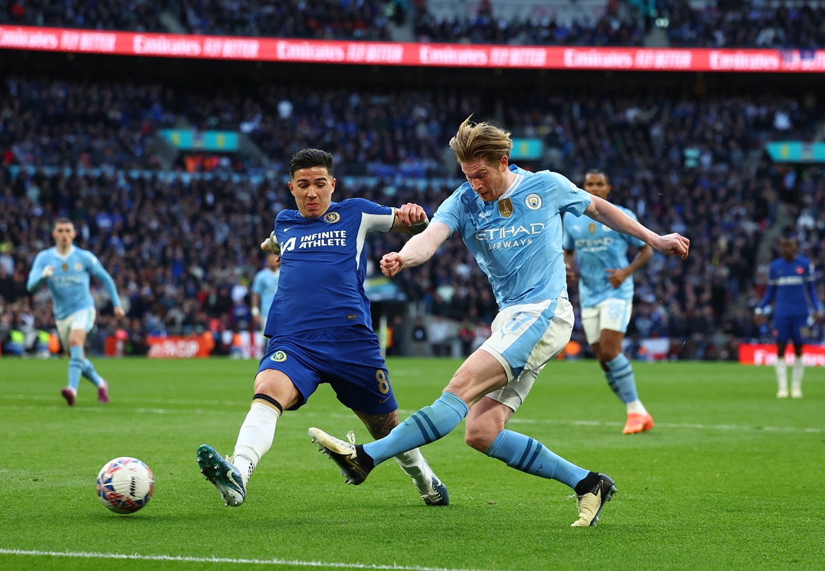 Manchester City's Kevin De Bruyne is challenged by Chelsea's Enzo Fernandez.