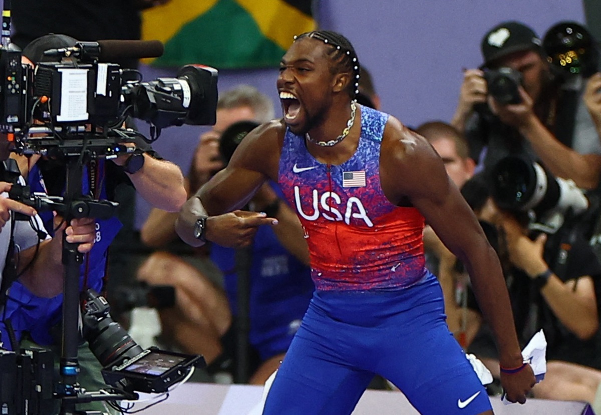 Noah Lyles tells the cameraman he's the best