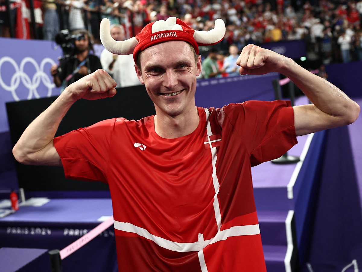  Denmark’s Viktor Axelsen poses after winning gold in the match against Kunlavut Vitidsarn of Thailand, on Monday, August 5