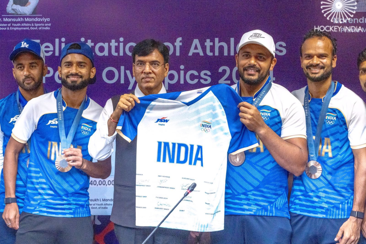 ndian captain Harmanpreet Singh and his team with Sports Minister Mansukh Mandviya during their felicitation on their arrival from the Paris Olympics, on Saturday