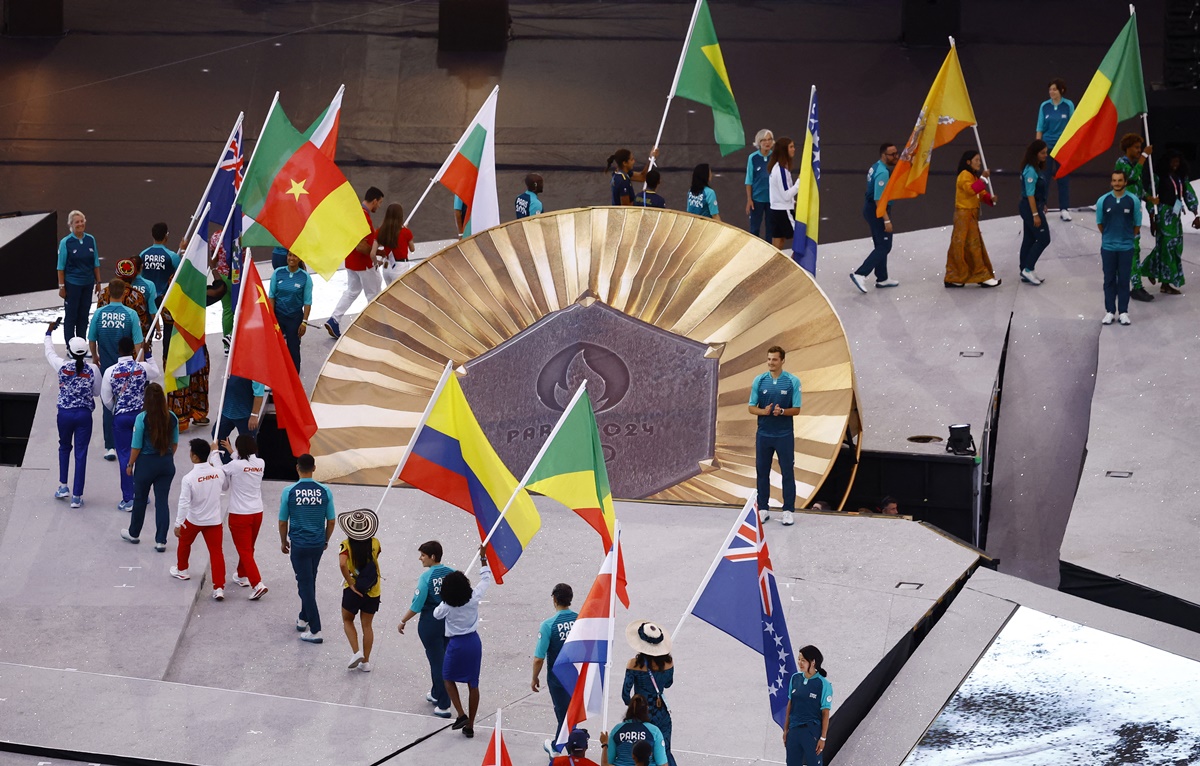 Flag-bearers lead the parade of athletes at the Closing Ceremony 