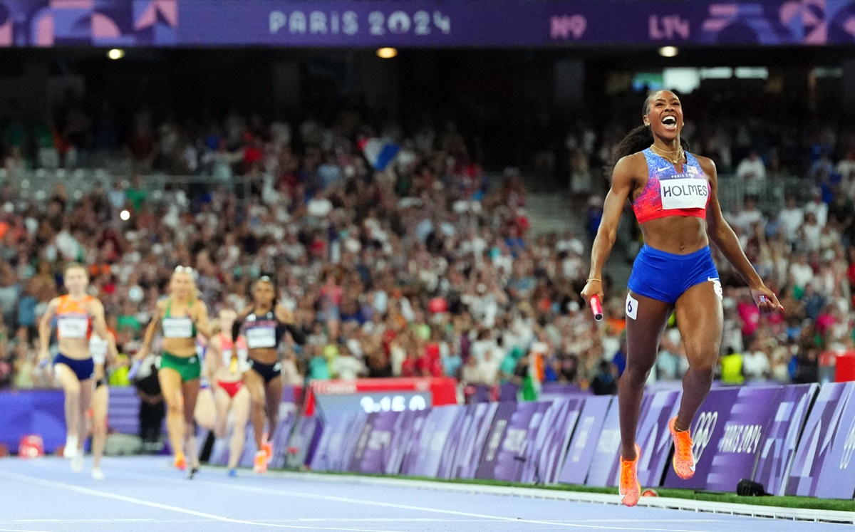 Alexis Holmes leaves the rest of the field way behind as she crosses the line to give the United States gold. 