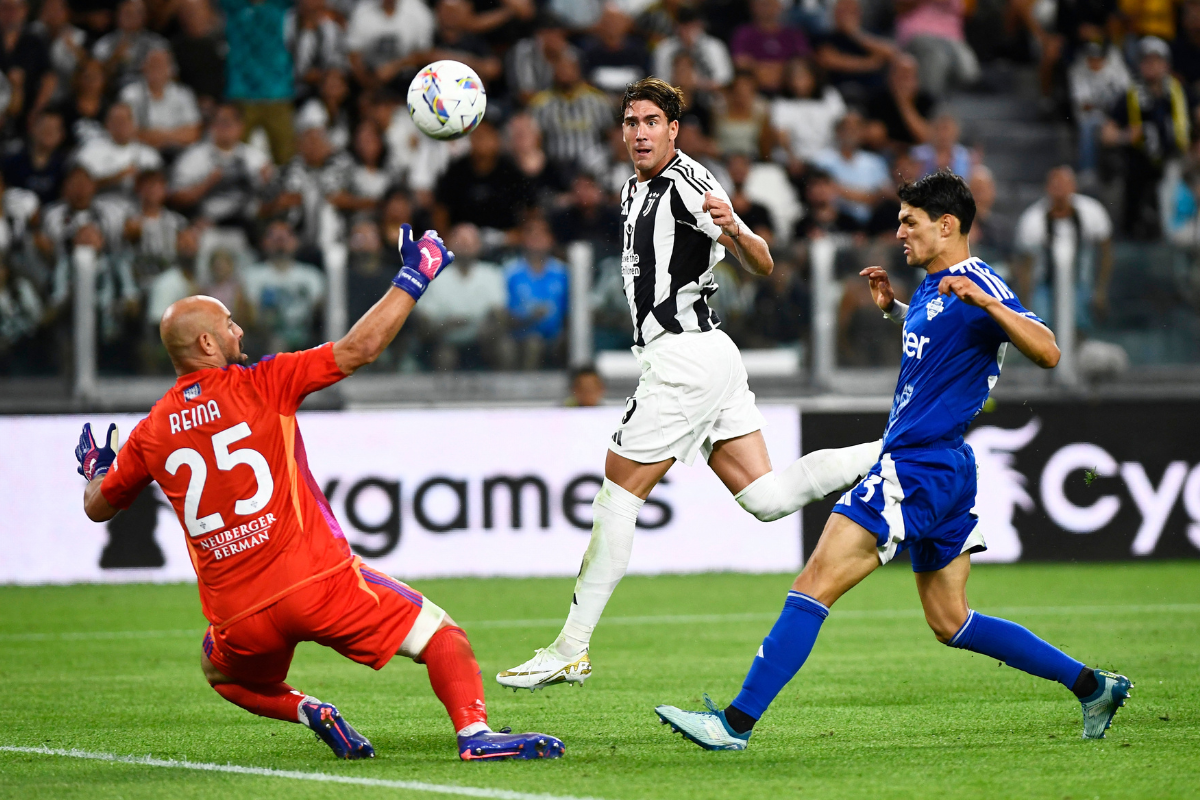  Juventus' Dusan Vlahovic heads at goal as Como's Pepe Reina reacts 