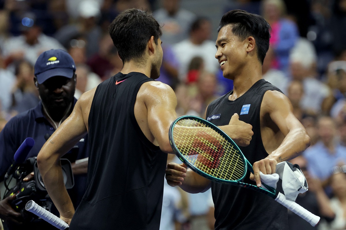 Carlos Alcaraz embraces Li Tu after the match.