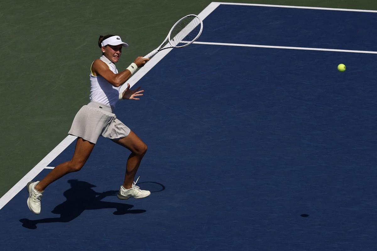 Erika Andreeva makes a forehand return against Qinwen Zheng.