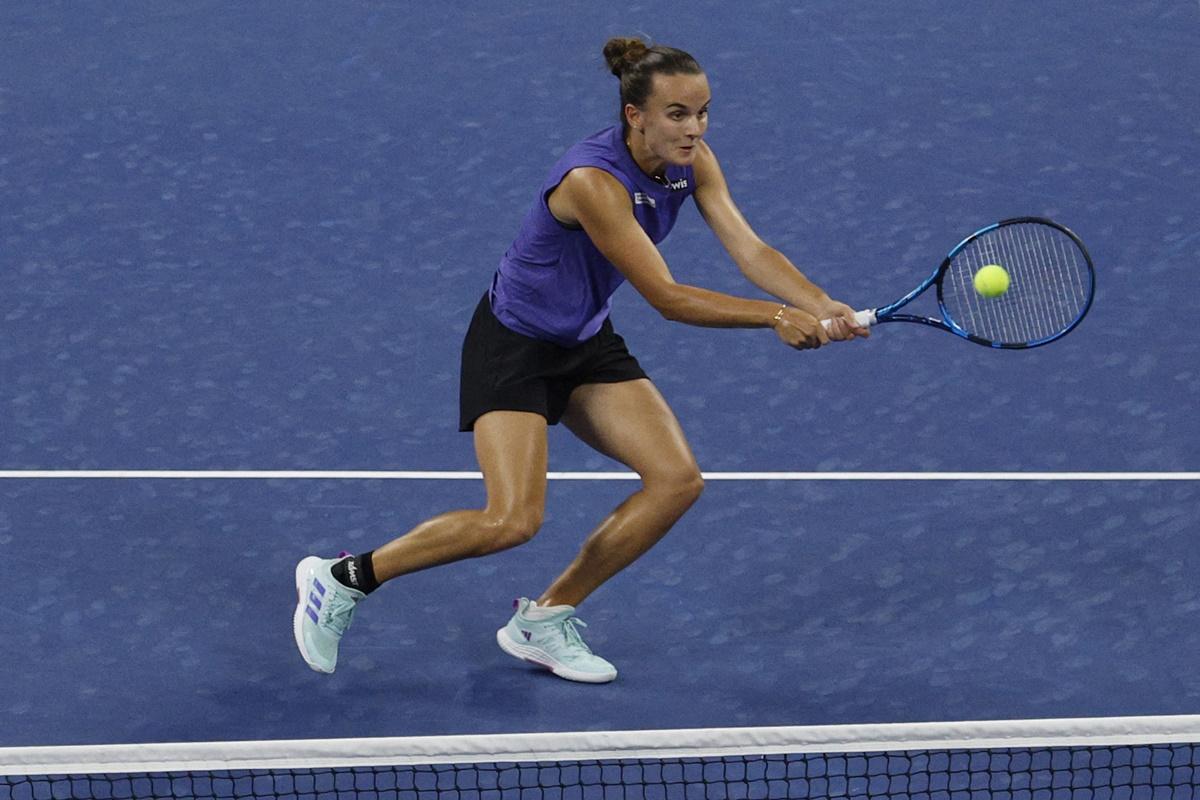 Clara Burel volleys against Victoria Azarenka.