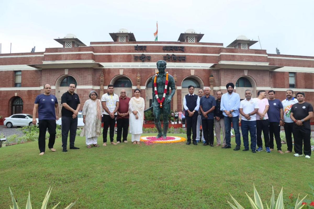 Sports Minister Mansukh Mandaviya, hockey legend Zafar Iqbal and other pay tribute to Major Dhyan Chand at the SAI Dhyanchand Stadium in New Delhi, on Thursday