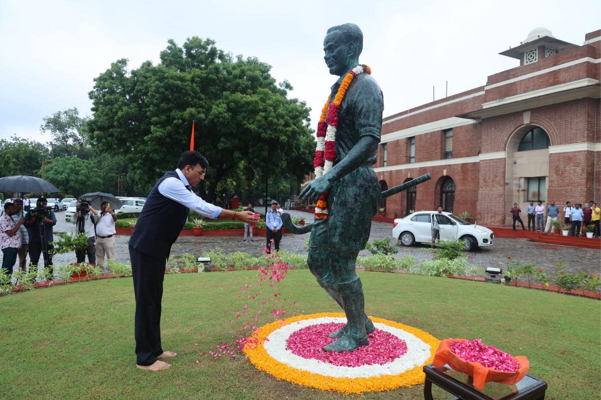 Sports Minister Mansukh Mandaviya's floral tribute to Major Dhyan Chand on Thursday, August 29, his birth anniversary, celebrated as National Sports Day