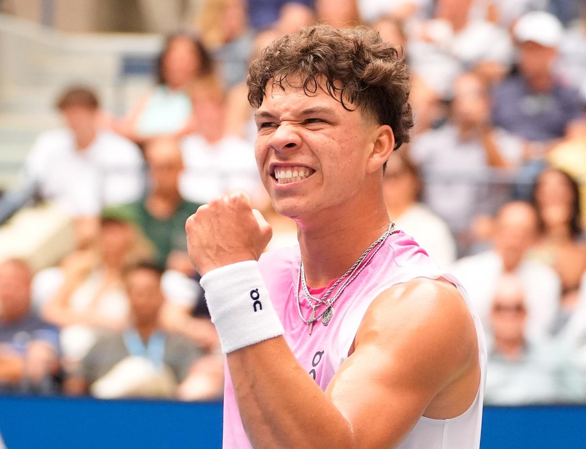 Ben Shelton celebrates winning a point in the third set.