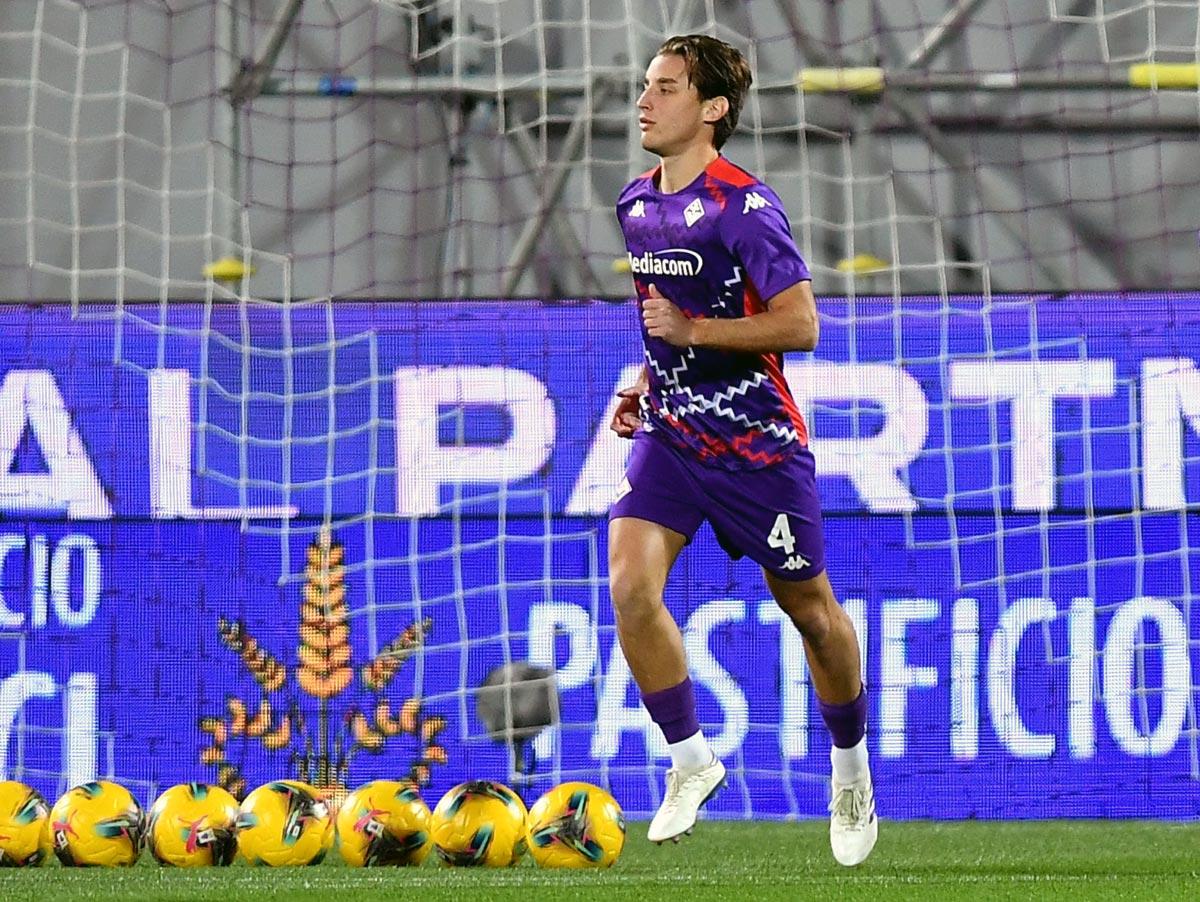 Fiorentina's Edoardo Bove warms up before the match