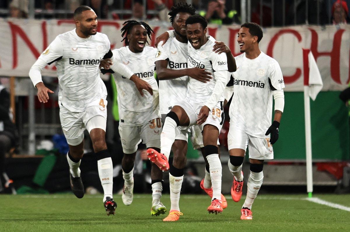 Bayer Leverkusen's players celebrate