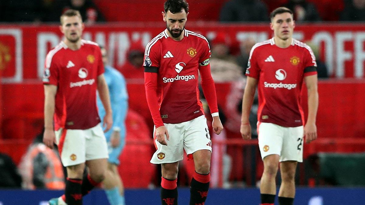 Manchester United's players look dejected after the narrow defeat