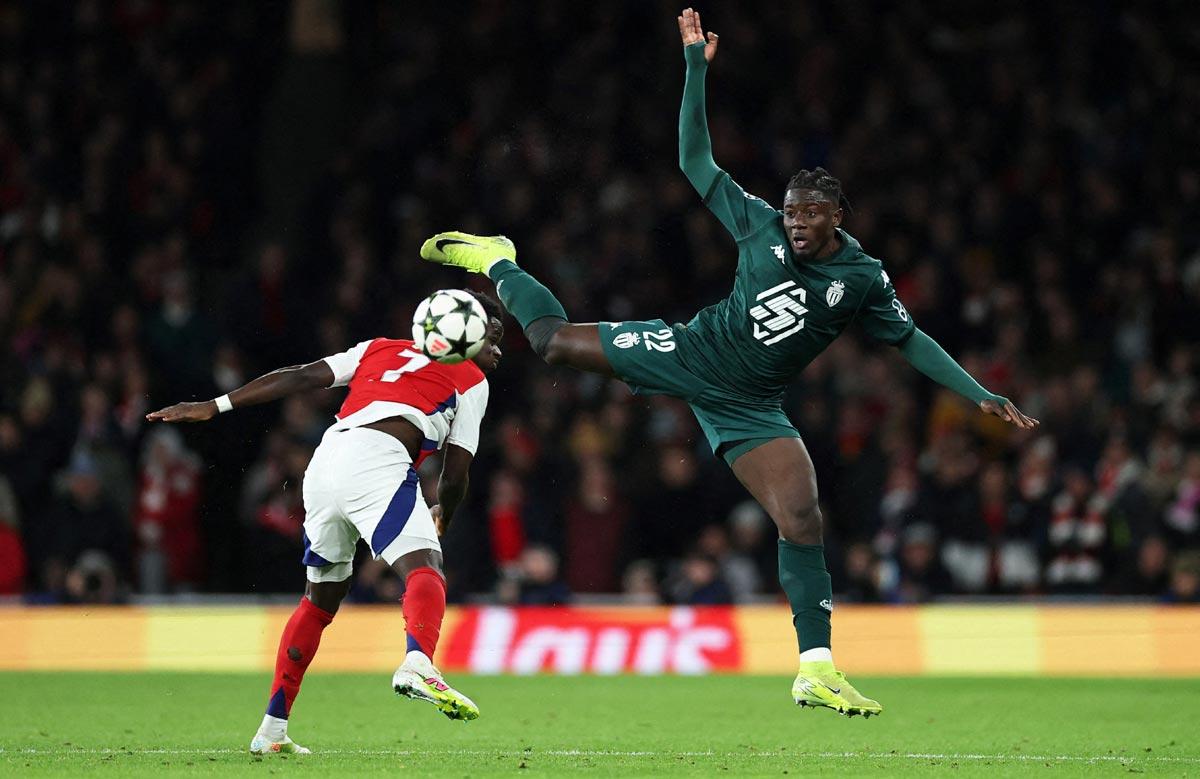 Mohammed Salisu tries to tackle Bukayo Saka