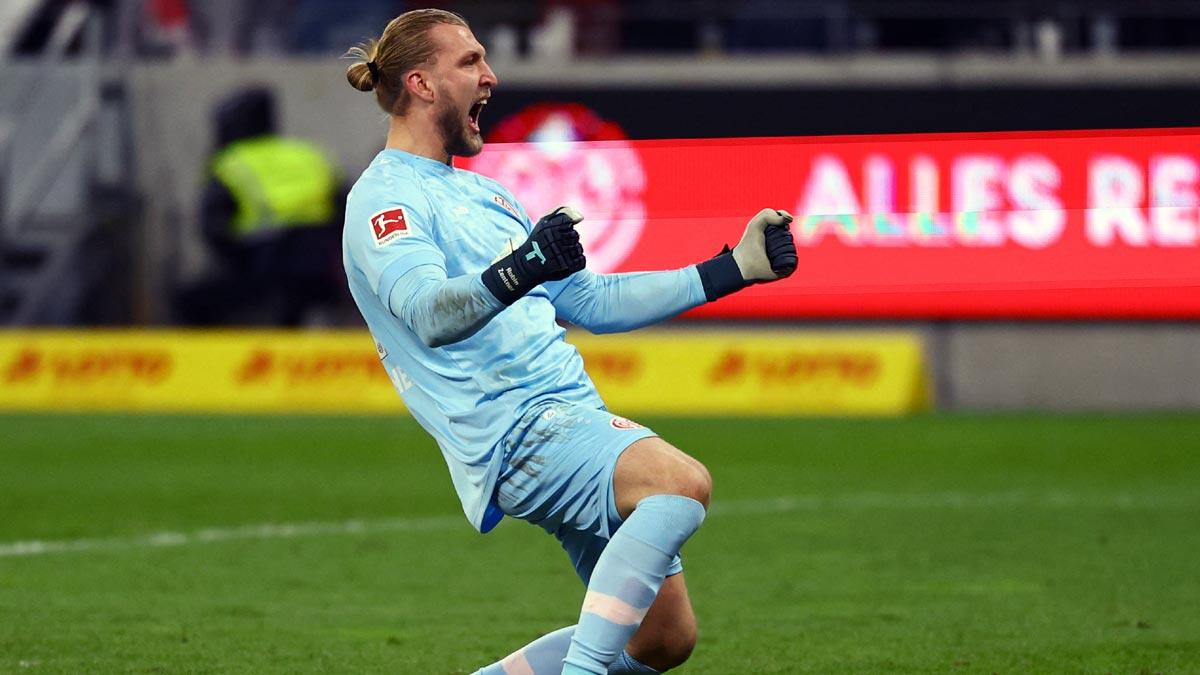 FSV Mainz 05 goalkeeper Robin Zentner celebrates